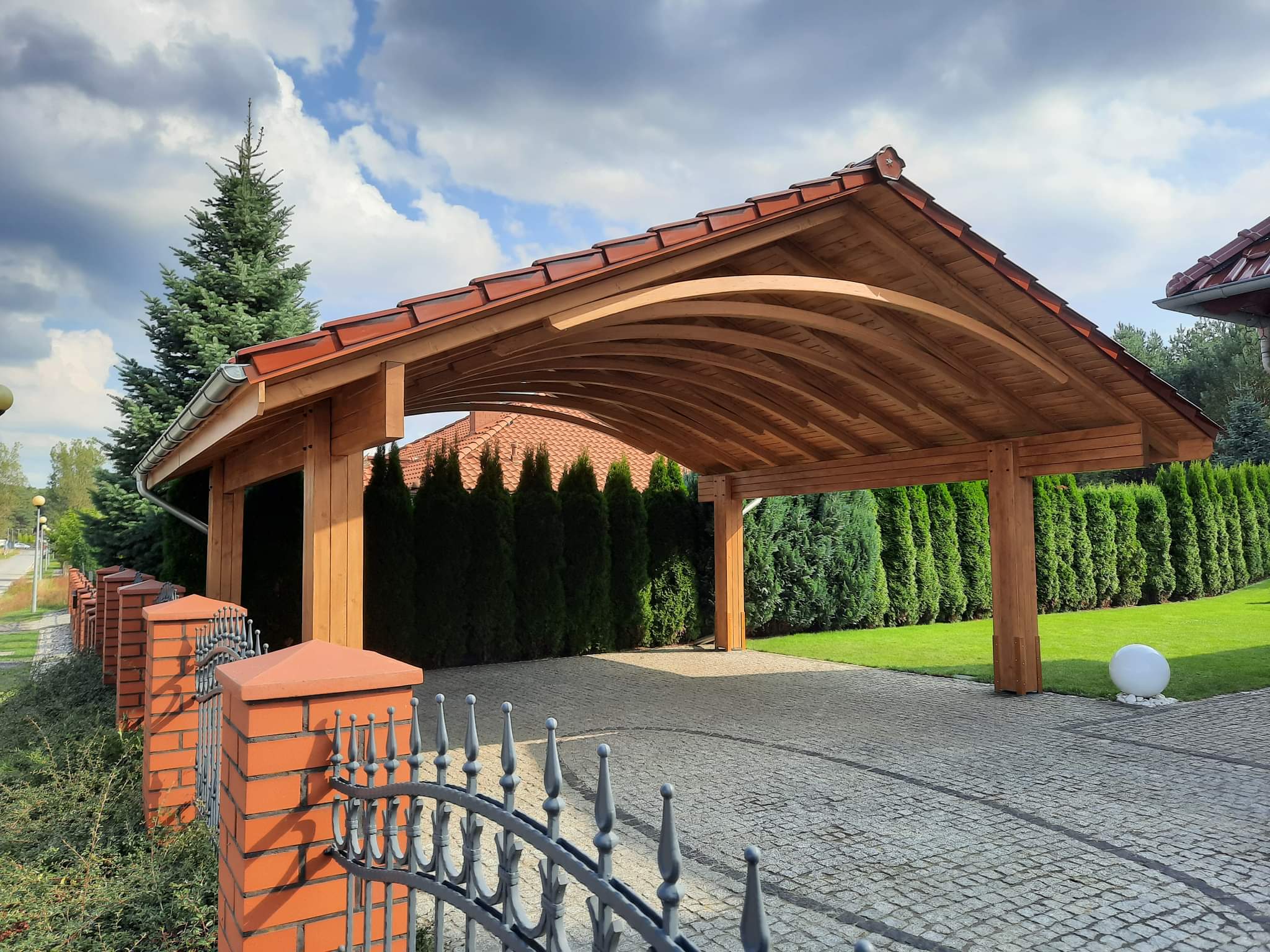 Zabezpieczenie konstrukcji drewnianej wiaty samochodowej